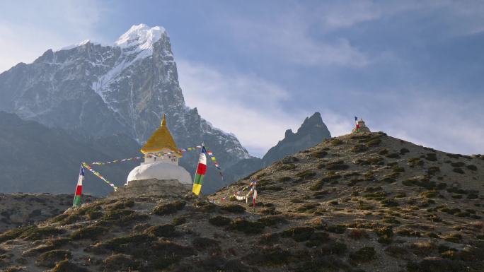 去珠峰大本营途中的佛塔。
