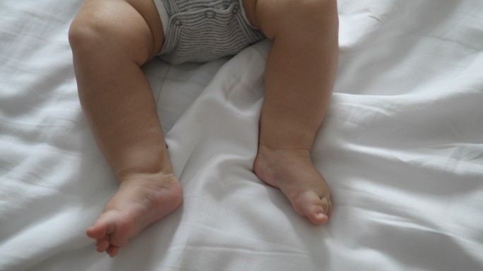 可爱的婴儿在床上蹬腿