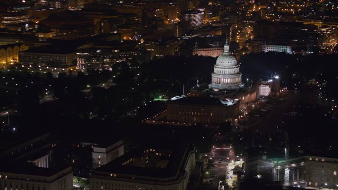 华盛顿特区和美国国会大厦夜间鸟瞰图