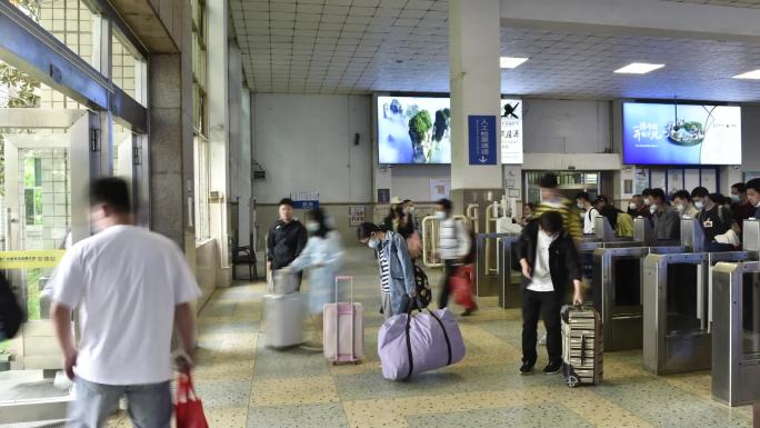 延时拍摄旅客从常德火车站候车室闸机进站