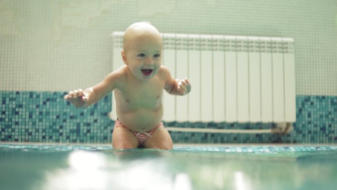 婴儿在游泳池的水下游泳