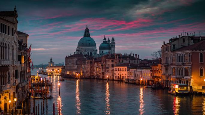 威尼斯大运河和圣玛丽亚教堂