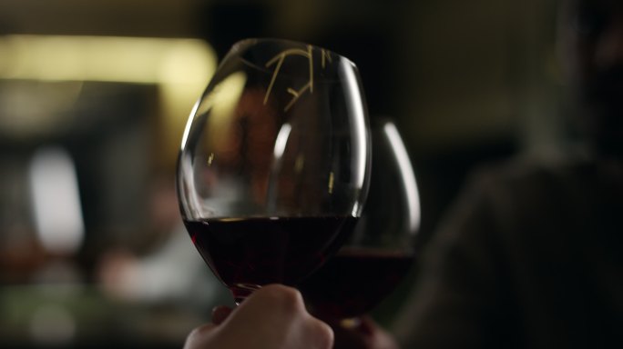 喝红酒碰杯葡萄酒浪漫约会