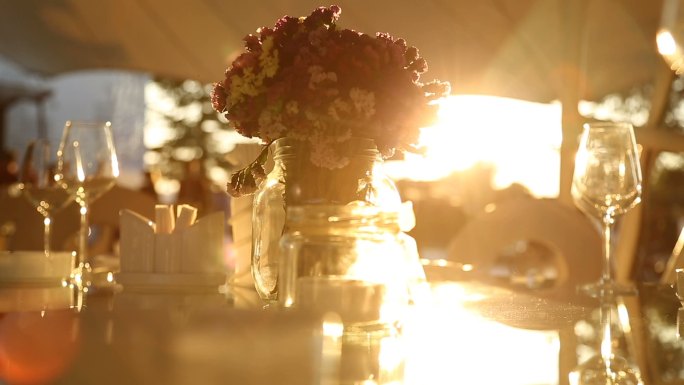 日落时分的餐桌婚礼现场浪漫逆光酒会宴会户