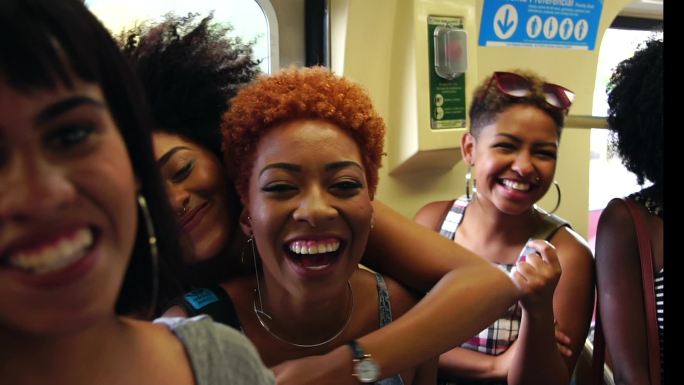 一群在列车上微笑的女孩