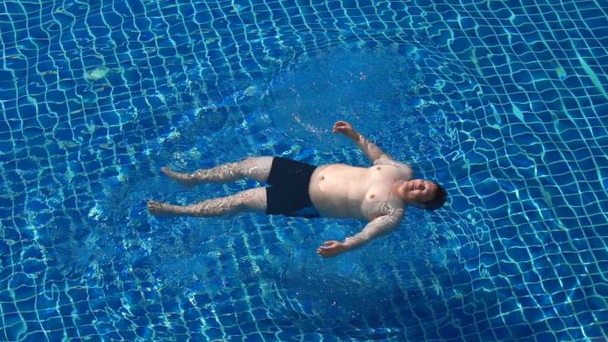 男子游泳时漂浮在游泳池