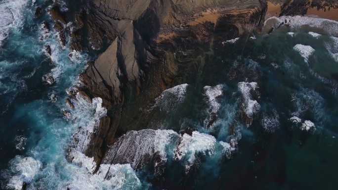 海浪冲击着美丽的火山岩