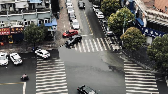 雨后车流积水