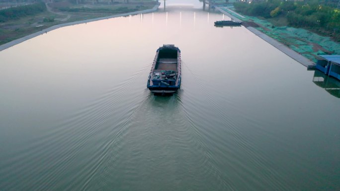京杭大运河中的船（济宁梁济运河段）