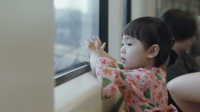 望着列车窗户的小孩
