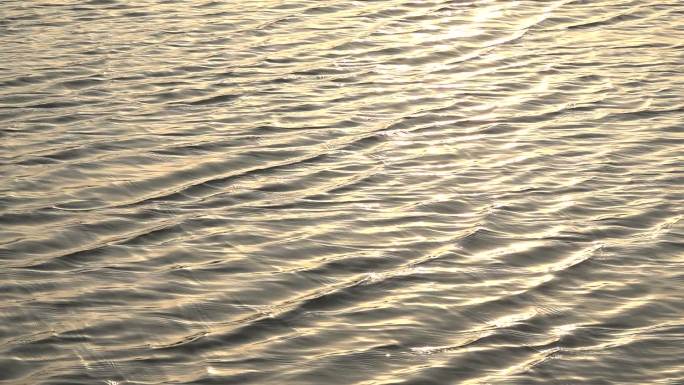 太阳光反射的水波缓慢运动