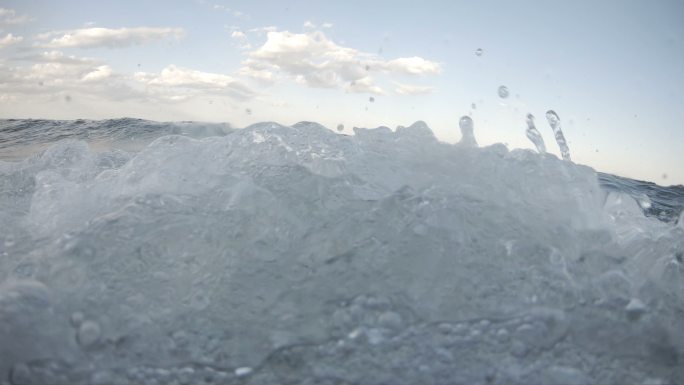 半水下景色海难溺水落水海浪冲浪游泳海流涨