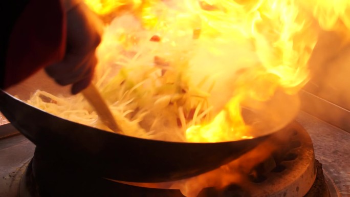 爆炒土豆丝 厨师 烹制 火焰