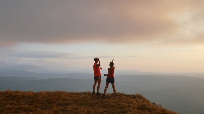 两名运动员在日落时到达山顶