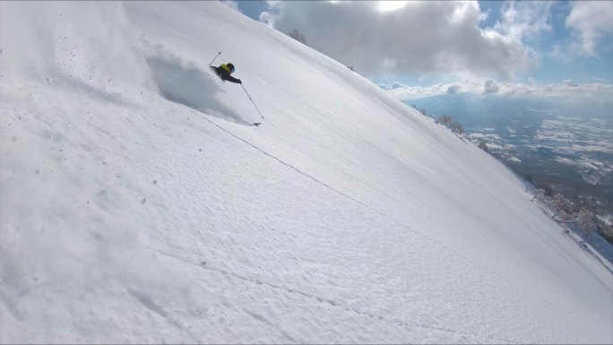 滑雪者极限滑雪运动腾飞阳光挑战