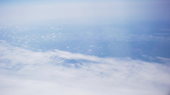 飞机舱外白云漂浮俯瞰云层