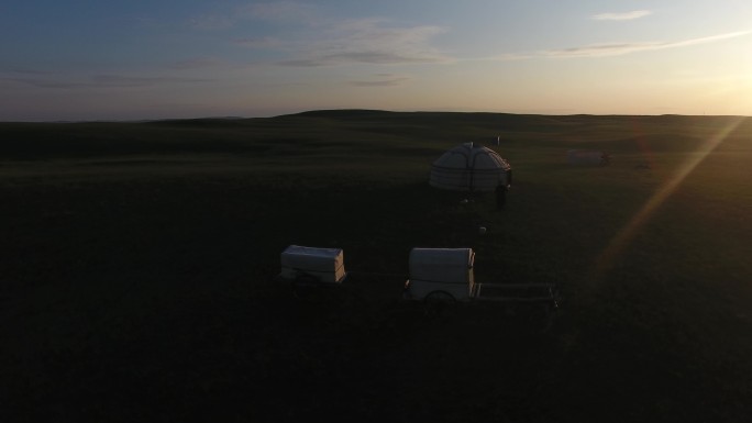 大草原夕阳西下的蒙古包