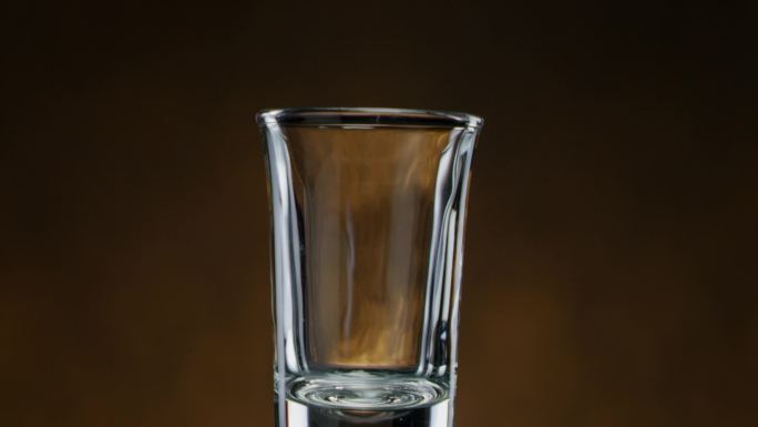 倒酒酒杯里倒酒酒花倒酒