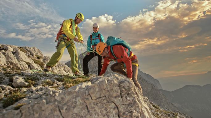 登山运动员登上山顶