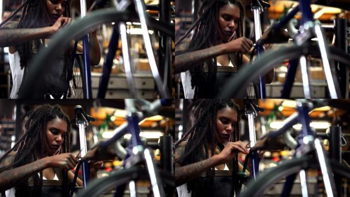 女自行车修理工在修理车间修理车轮