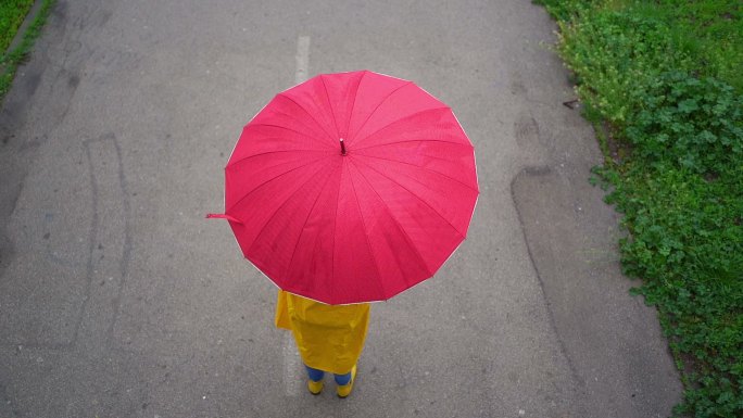 女子打着雨伞