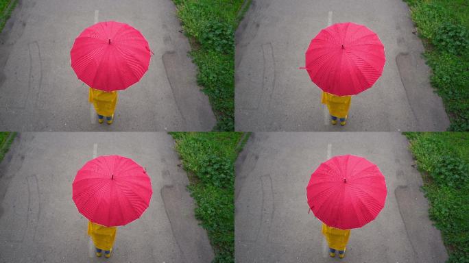 女子打着雨伞