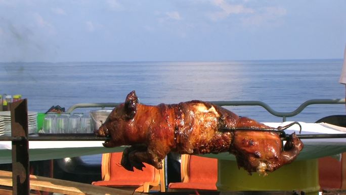 海边的猪肉烧烤