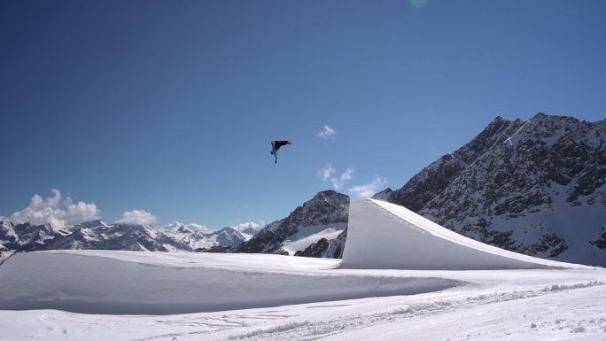 滑雪板运动员在滑雪场跳跃
