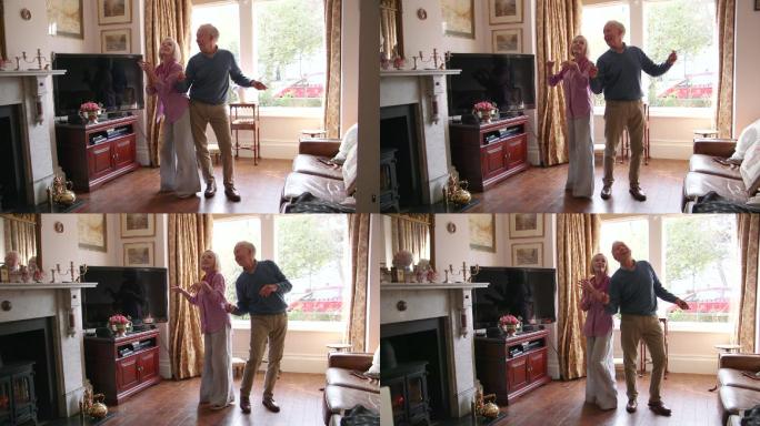 老年夫妇在家跳舞
