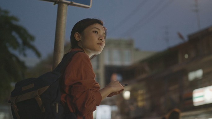 年轻女子站在街上打出租车