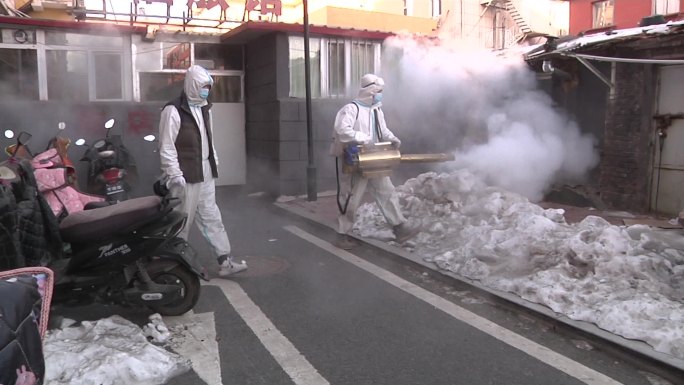 防疫部门卫生局给老旧居民小区楼道消毒杀菌