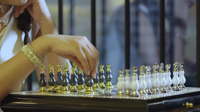 情侣下国际象棋唯美温馨