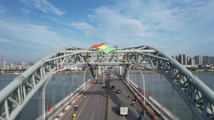 蓝天下的江西吉安大桥4K