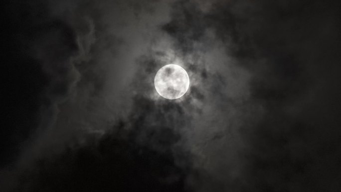 4K深夜天空中的明月视频素材