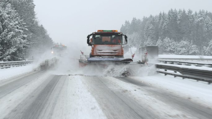 扫雪机清扫公路