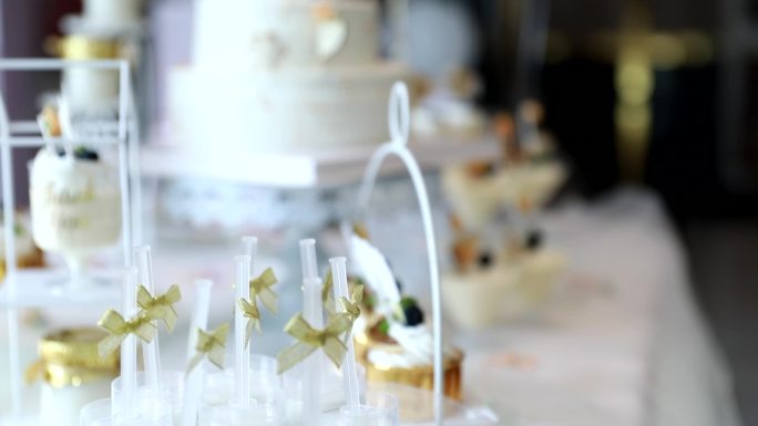订婚典礼上的蛋糕甜点和场地花朵