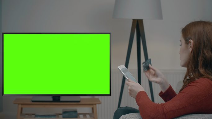 绿幕电视、平板电脑和信用卡。