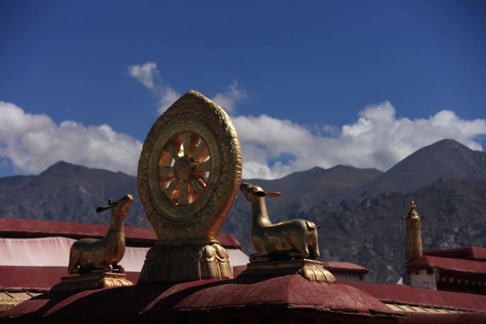 西藏布达拉宫屋顶上的建筑装饰延时拍摄