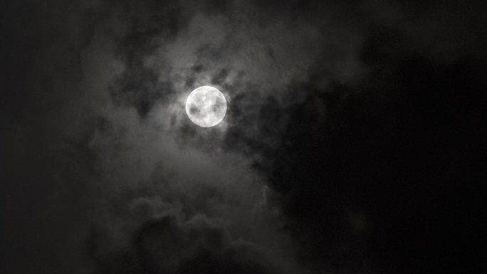 4K半夜三更天空的月亮视频素材