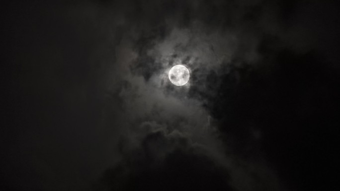 4K深夜天空中明亮的月亮视频素材