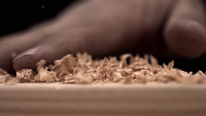 用手擦掉木屑纯手工艺雕刻制作特色文化传承