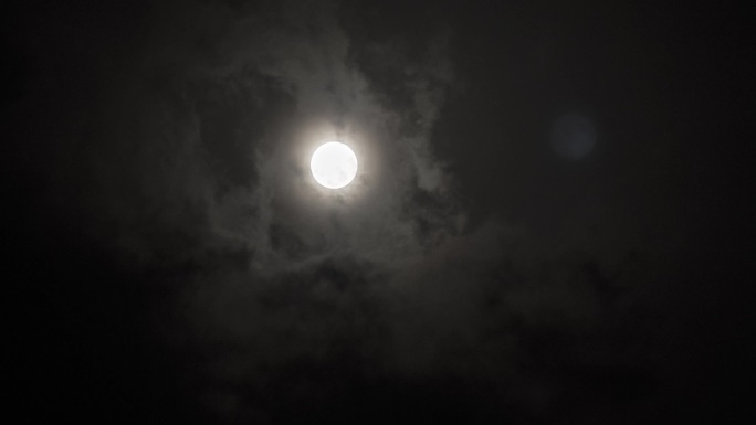 4K天空中的乌云遮住月亮视频素材