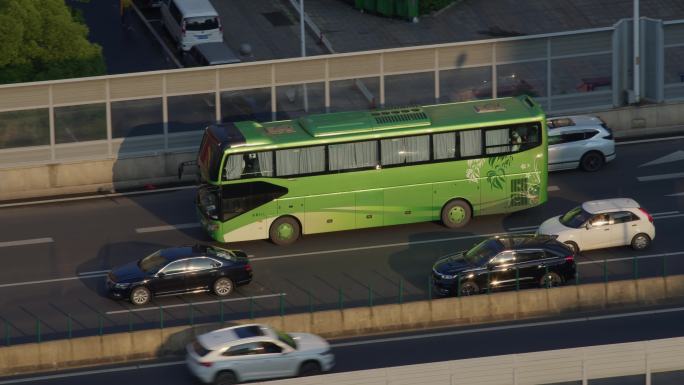 清晨城市高架桥旅游大巴载客出行01