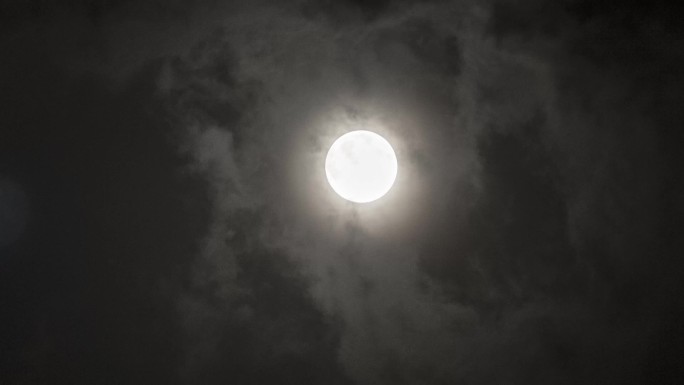 4K寂静的夜晚天空中的月亮视频素材