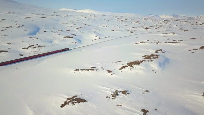 火车在一个雪谷中央经过
