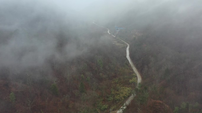 山区雨雾天公路航拍