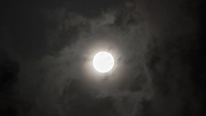 4K深夜天空中的月色视频素材