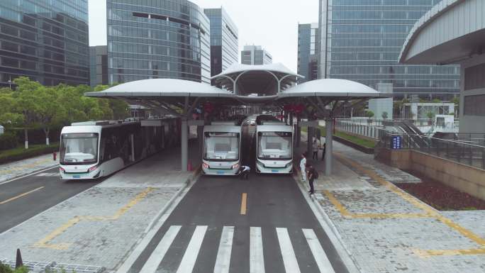 实拍上海中运量BRT快速公交T1临港站