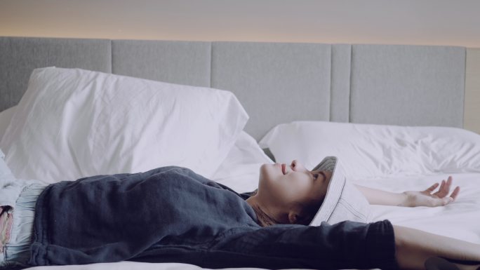 躺在床上的女人疲劳放松休息旅行度假宾馆开