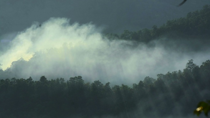 云雾缭绕的大山航拍双层云海延时耶稣光太阳